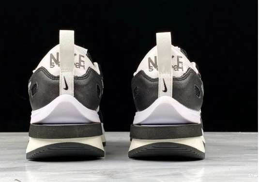 sacai Vaporwaffle White Black CV1363-001 Nike 0129